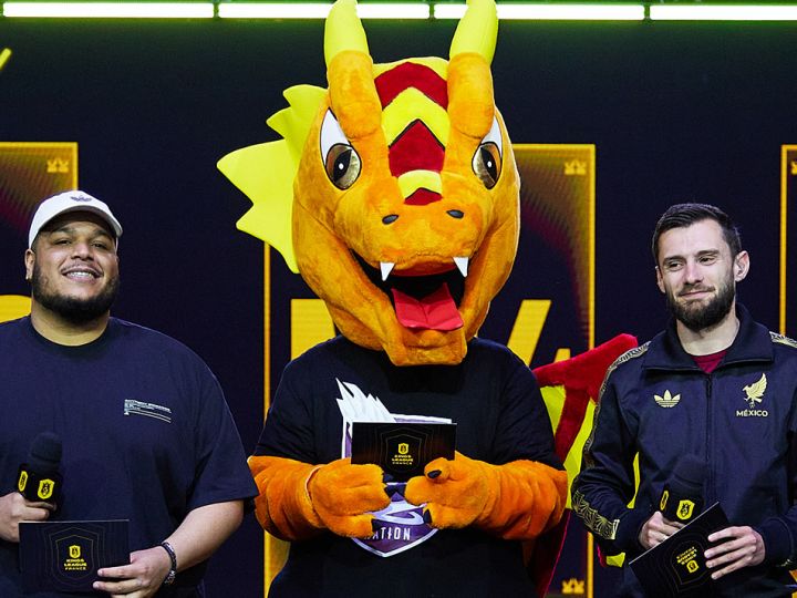 Une mascotte de la Kings league entourée de joueurs