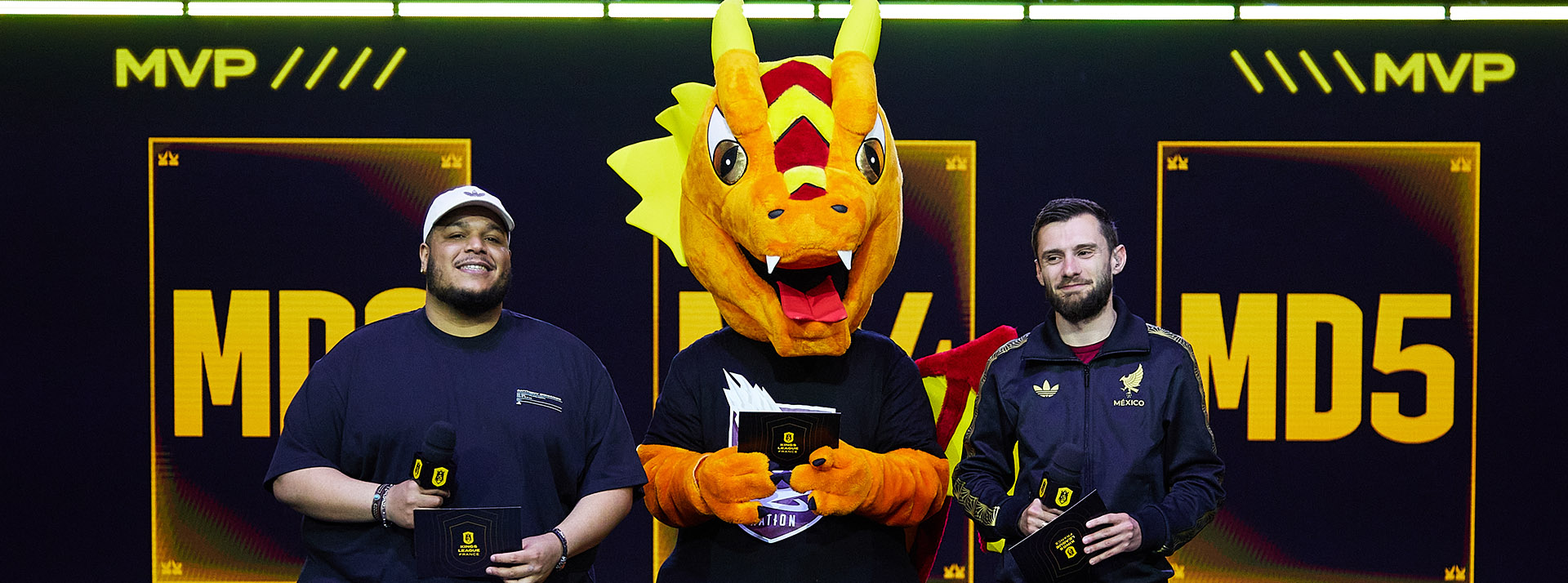 Kings League : buts en rafale et spectacle garanti, la révolution foot-gaming - L'ADN Une mascotte de la Kings league entourée de joueurs