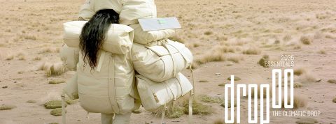 The Climatic Drop : les essentiels d’une planète en transition Une femme brune de dos est ensevelie sous des sacs en textile blanc