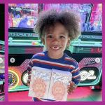 Des jeunes et un enfant qui gagnent des peluches labubu dans des machines à pinces