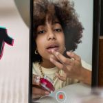 Une jeune influenceuse devant son téléphone avec des logos TikTok