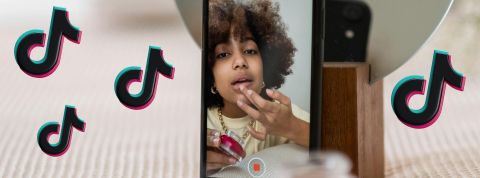 « Clique ici ma belle » : qui sont les camelots du flux TikTok Une jeune influenceuse devant son téléphone avec des logos TikTok