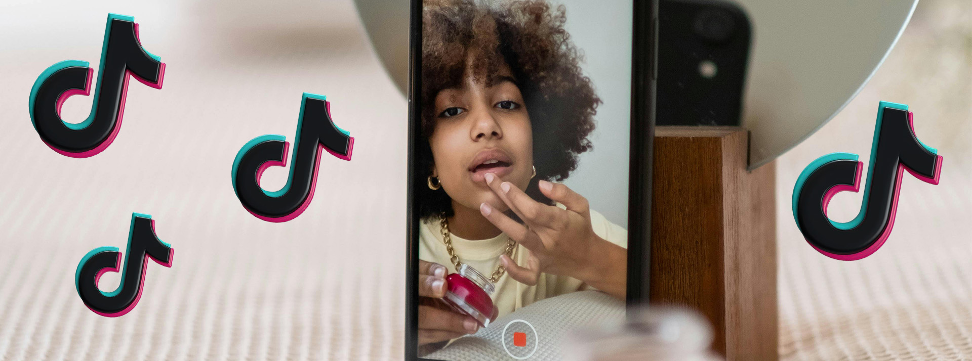 « Clique ici ma belle » : qui sont les camelots du flux TikTok - L'ADN Une jeune influenceuse devant son téléphone avec des logos TikTok