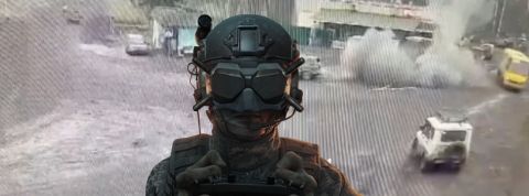Game of drones : pourquoi la guerre en Ukraine s'est hybridée avec le jeu vidéo ? Un soldat avec un masque pour drone FPV tet derrière lui de la fumée