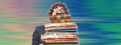 03-10-workslop un homme avec plein de dossiers dans les bras