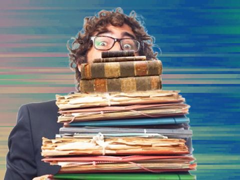 un homme avec plein de dossiers dans les bras