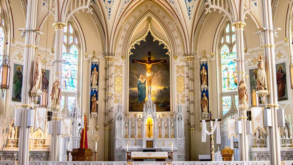 L'intérieur magnifique d'une église gothique