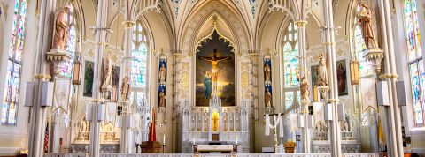 L'intérieur magnifique d'une église gothique