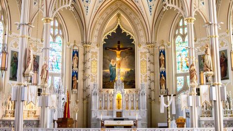 L'intérieur magnifique d'une église gothique