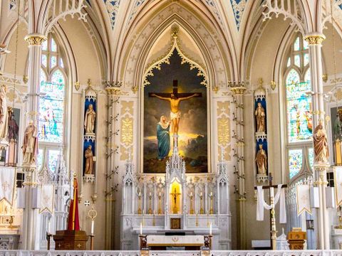 L'intérieur magnifique d'une église gothique