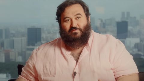 Oussama Ammar pensif dans un bureau en haut d'un building