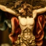 Photo d'une croix décorative avec un Christ et des anges