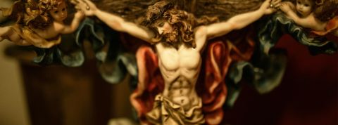 Photo d'une croix décorative avec un Christ et des anges