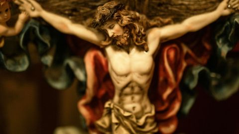 Photo d'une croix décorative avec un Christ et des anges