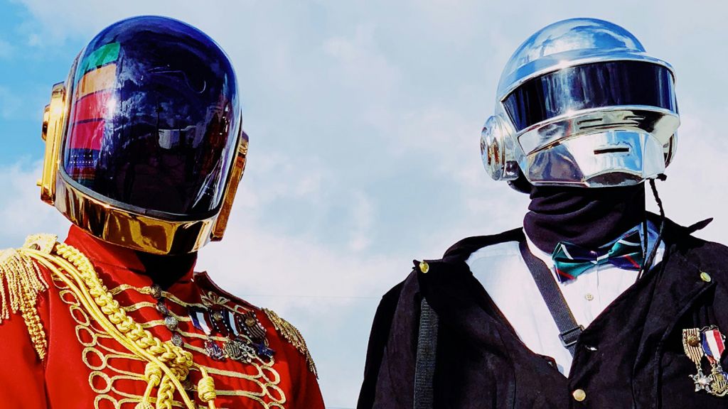 Des personnes casquées à la Daft Punk