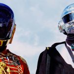 Des personnes casquées à la Daft Punk