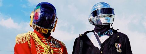 Harde, faster, stronger Des personnes casquées à la Daft Punk