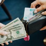 Des mains d'un homme et 'une femme ouvrant leurs portefeuilles