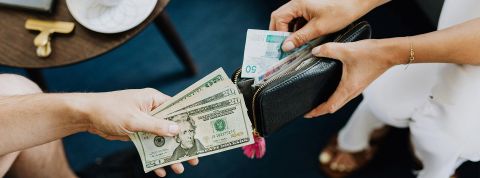 Le pouvoir d'achat, cette passion française Des mains d'un homme et 'une femme ouvrant leurs portefeuilles