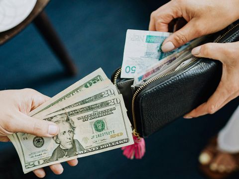 Des mains d'un homme et 'une femme ouvrant leurs portefeuilles