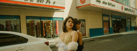 Close friends only : la seconde main n'est plus pour tout le monde Deux filles en robes vintage dos à dos devant un cinéma à l'ancienne