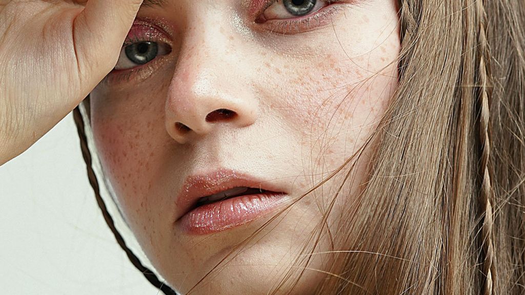 Une jeune ado maquillée