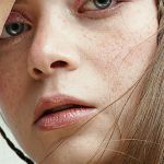 Une jeune ado maquillée