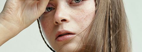 Skincare à 14 ans : pourquoi les ados ont déjà plus de crèmes que leurs mères Une jeune ado maquillée