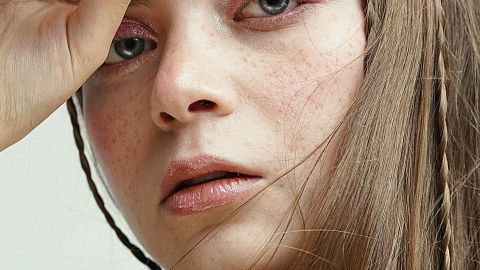 Une jeune ado maquillée