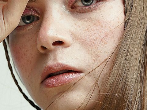 Une jeune ado maquillée