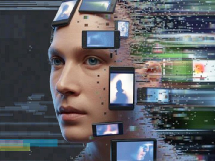 Un visage découpé en plusieurs carrés ou rectangles d’écrans