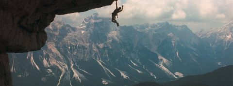 Le pic de la newsletter est déjà passé et ne sauvera pas tous les journalistes Un homme suspendu dans le vide, accroché à la montagne (image du film Cliffhanger)