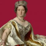 La reien Victoria sur fond rouge carmun avec e visage pixelisé