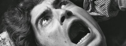 Anne Cordier : « Avec l’interdiction des réseaux sociaux, les jeunes deviennent une population à contrôler plutôt qu'à éduquer » Un visage d'homme en panique