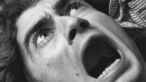 Un visage d'homme en panique