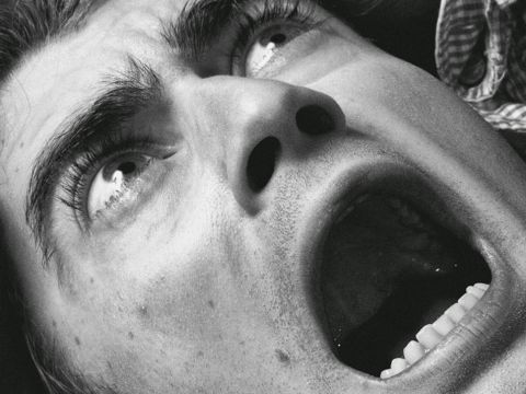 Un visage d'homme en panique