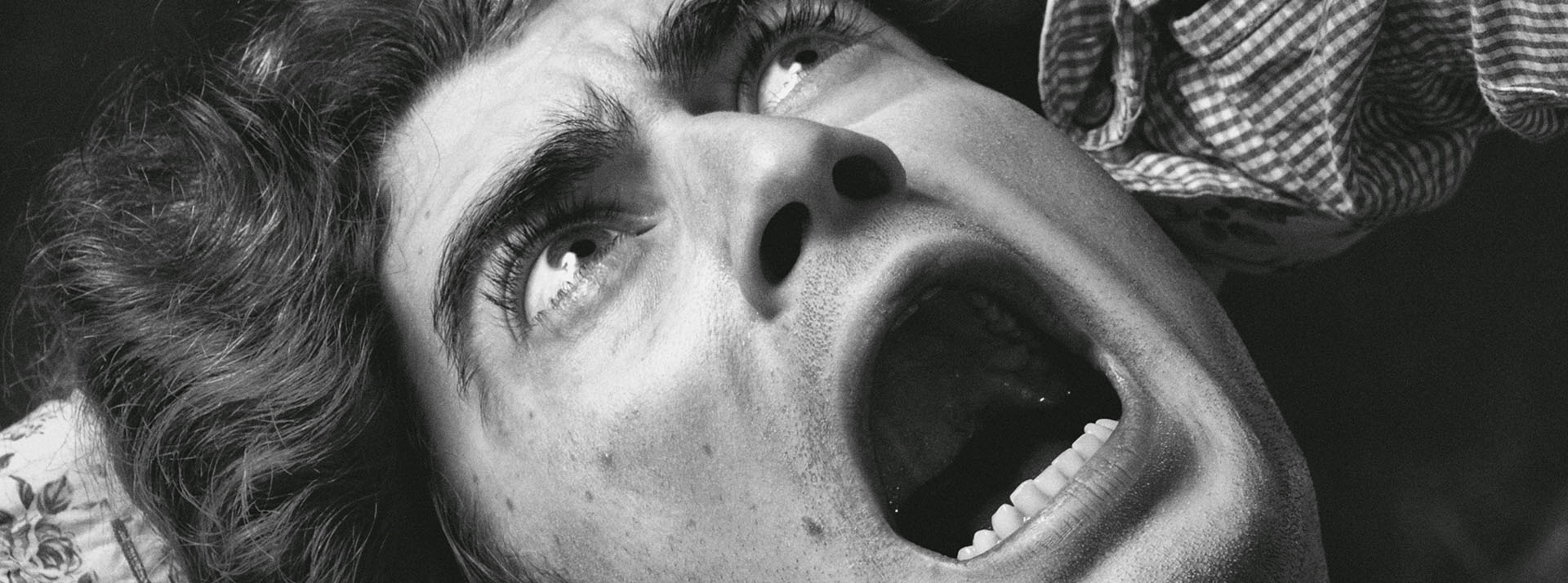 Un visage d'homme en panique
