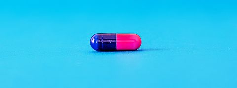 Bientôt une pilule qui transforme le métabolisme en moteur de Ferrari ? Une pilule rose et bleu sur fond bleu