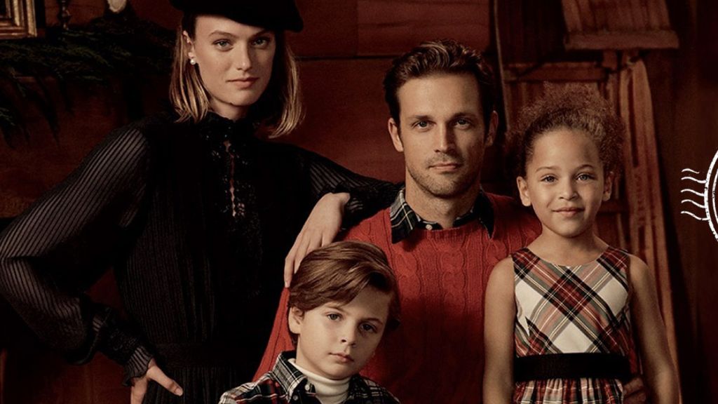 Une famille en total look Ralph Lauren dans un salon boisé