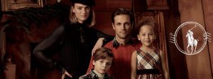 Une famille en total look Ralph Lauren dans un salon boisé