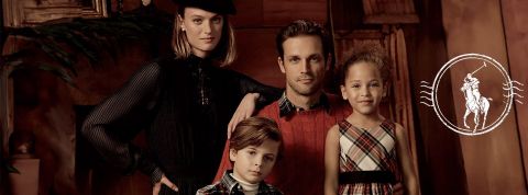 Un Noël Ralph Lauren : quand la table familiale se la joue mi-dupe, mi-cosplay Une famille en total look Ralph Lauren dans un salon boisé
