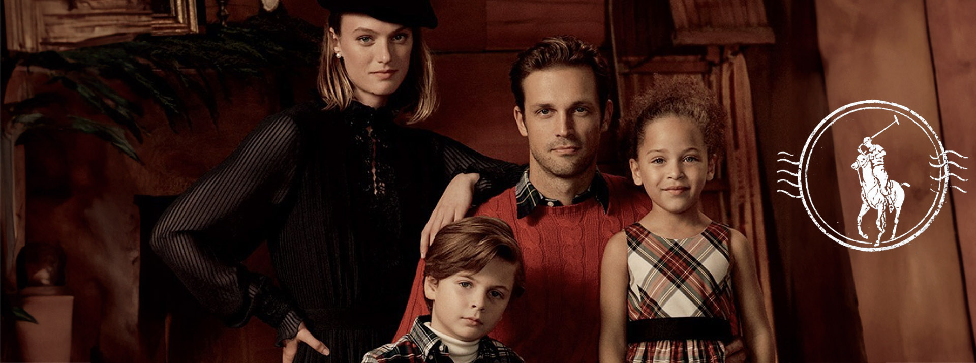 Un Noël Ralph Lauren : quand la table familiale se la joue mi-dupe, mi-cosplay - L'ADN Une famille en total look Ralph Lauren dans un salon boisé
