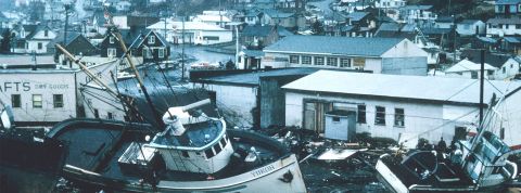 Assurageddon habitation : la crise financière que personne ne voit venir Vue d'une ville dévastée par une tempête avec des bateaux échoués et des maisons dévastées