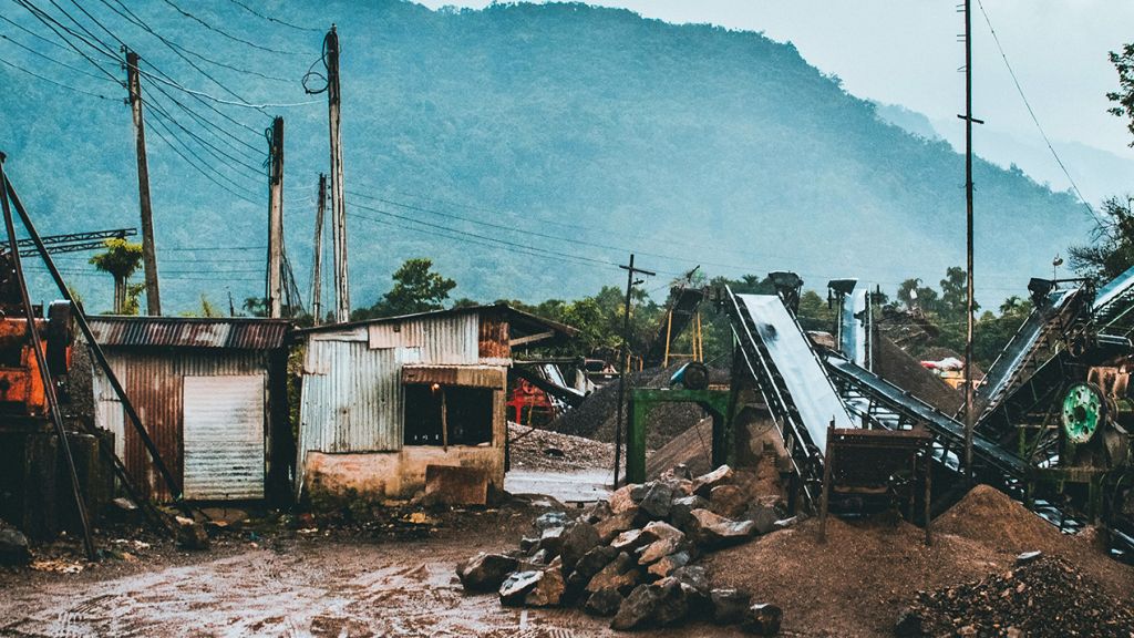 Vue d'habitatiosn dévastées par une catastrophe climatique