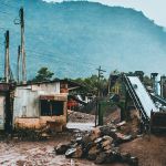 Vue d'habitatiosn dévastées par une catastrophe climatique