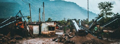 Cat bonds, IA et assurance : le risque climatique devient-il un actif spéculatif ? Vue d'habitatiosn dévastées par une catastrophe climatique