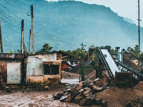 Vue d'habitatiosn dévastées par une catastrophe climatique