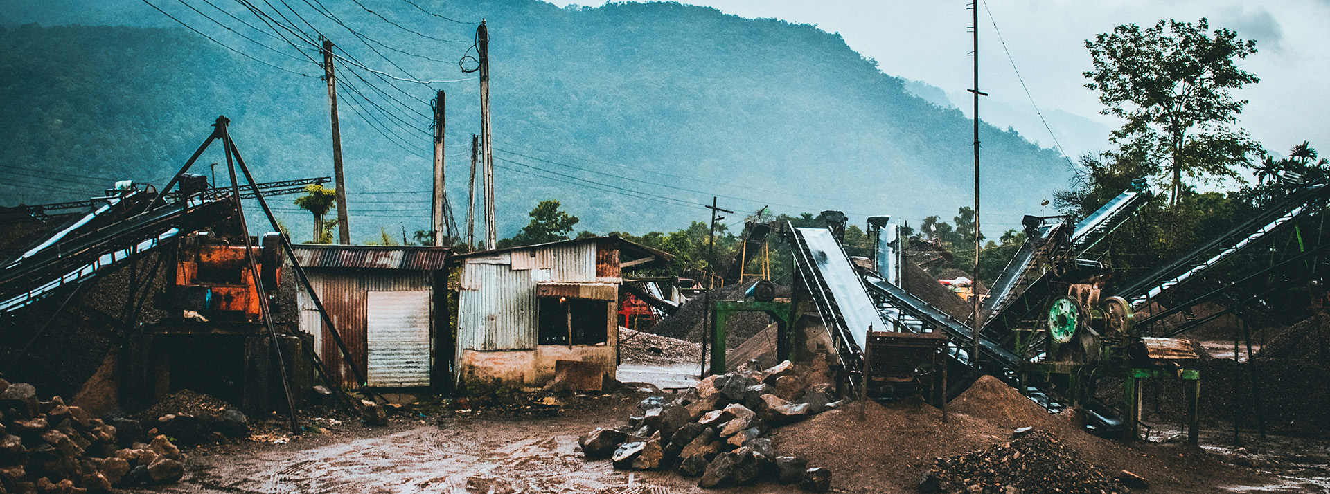 Cat bonds, IA et assurance : le risque climatique devient-il un actif spéculatif ? - L'ADN Vue d'habitatiosn dévastées par une catastrophe climatique