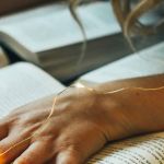 Les mains d'une femme sur plusieurs livres