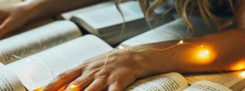 Pourquoi certaines communautés croissent et s'imposent Les mains d'une femme sur plusieurs livres